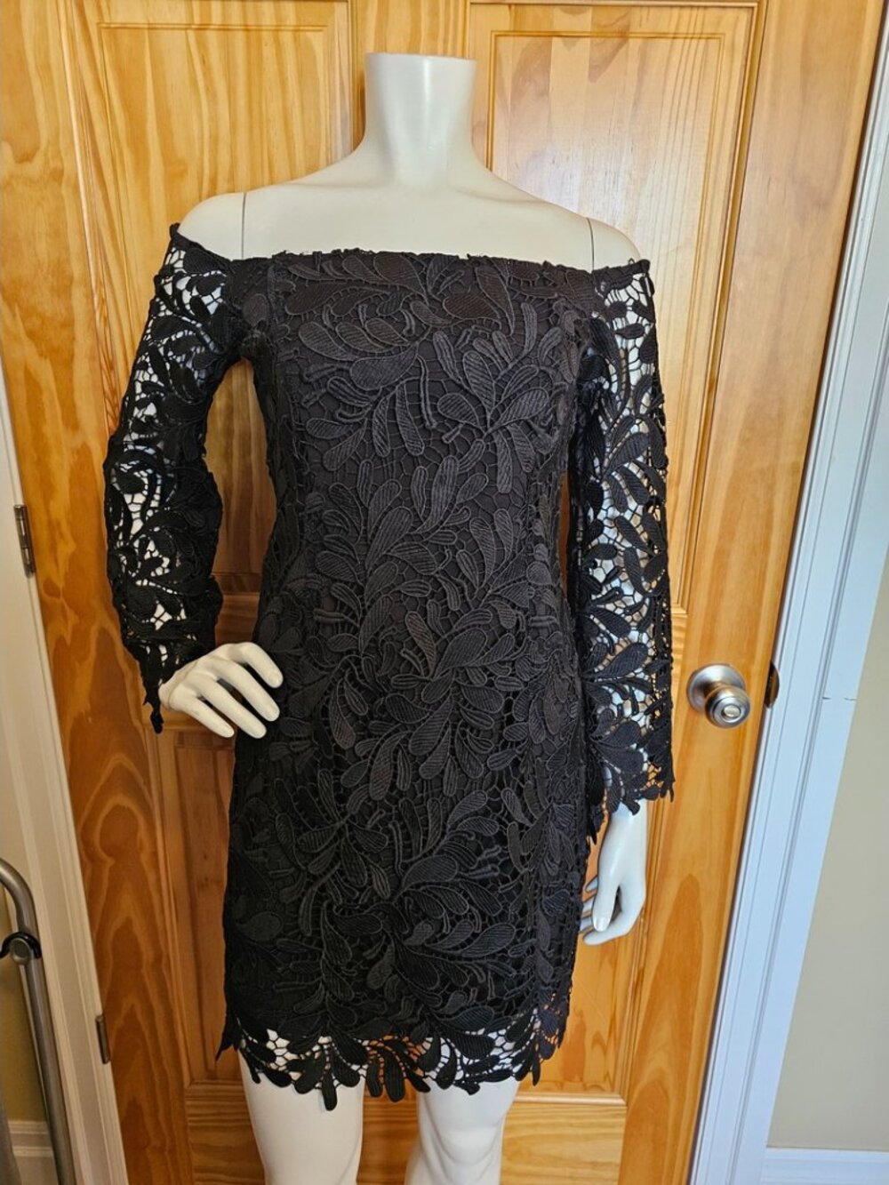 💛 2. Bardot Size 6/S Black Lace Dress
